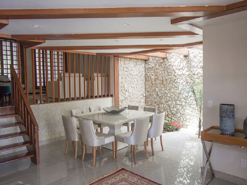 Sala de jantar com mesa de tampo em pedra